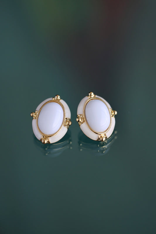 Aretes de cerámica blanca estilo francés