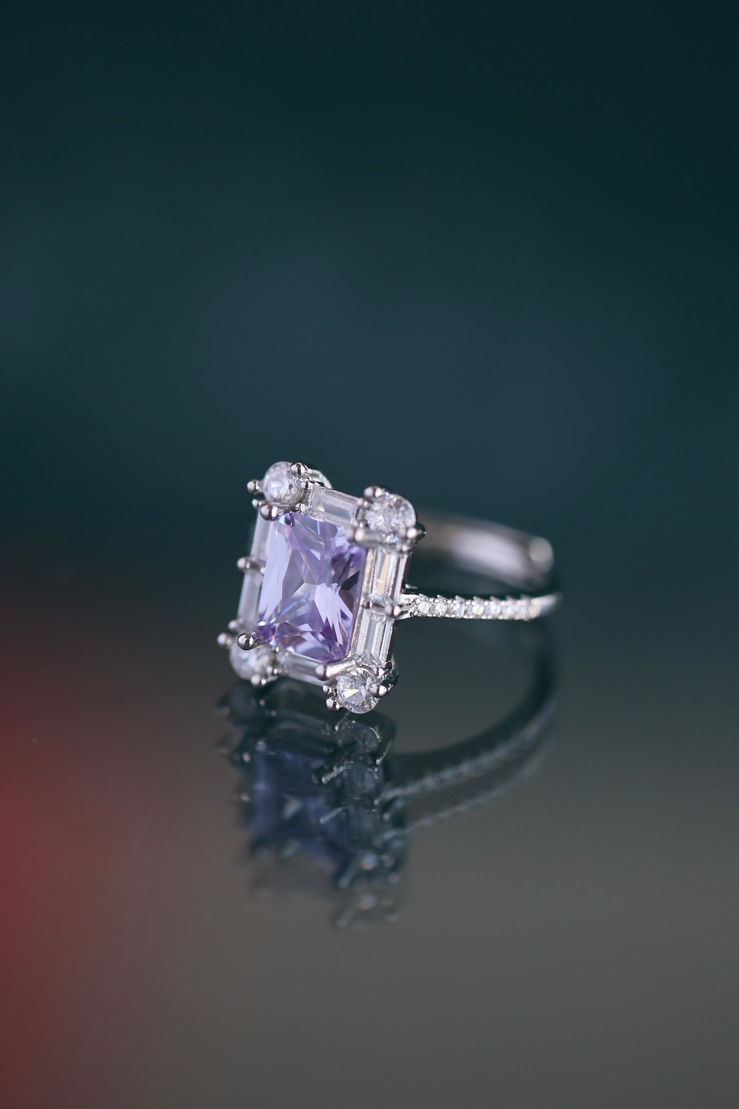 Anillo de zirconio cuadrado púrpura lavanda