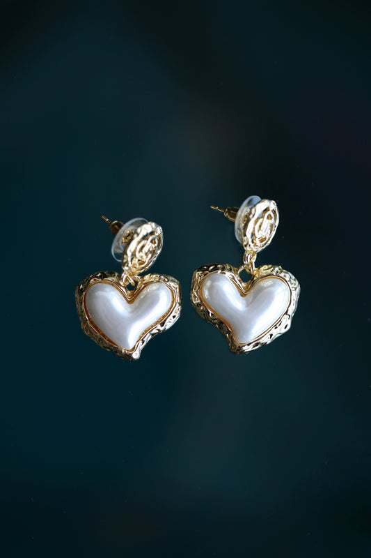 Aretes de perlas artificiales en forma de corazón