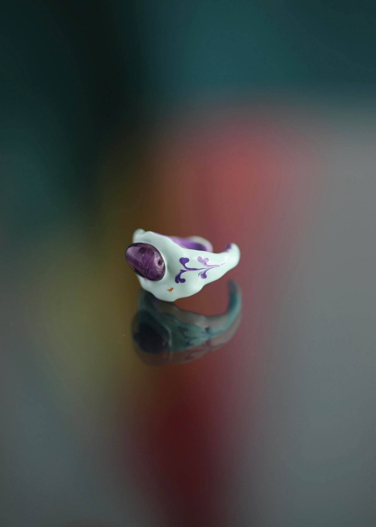 Anillo de esmalte y amatista purpura