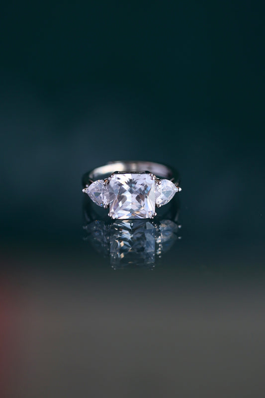 Anillo de zirconio blanco en forma de flor