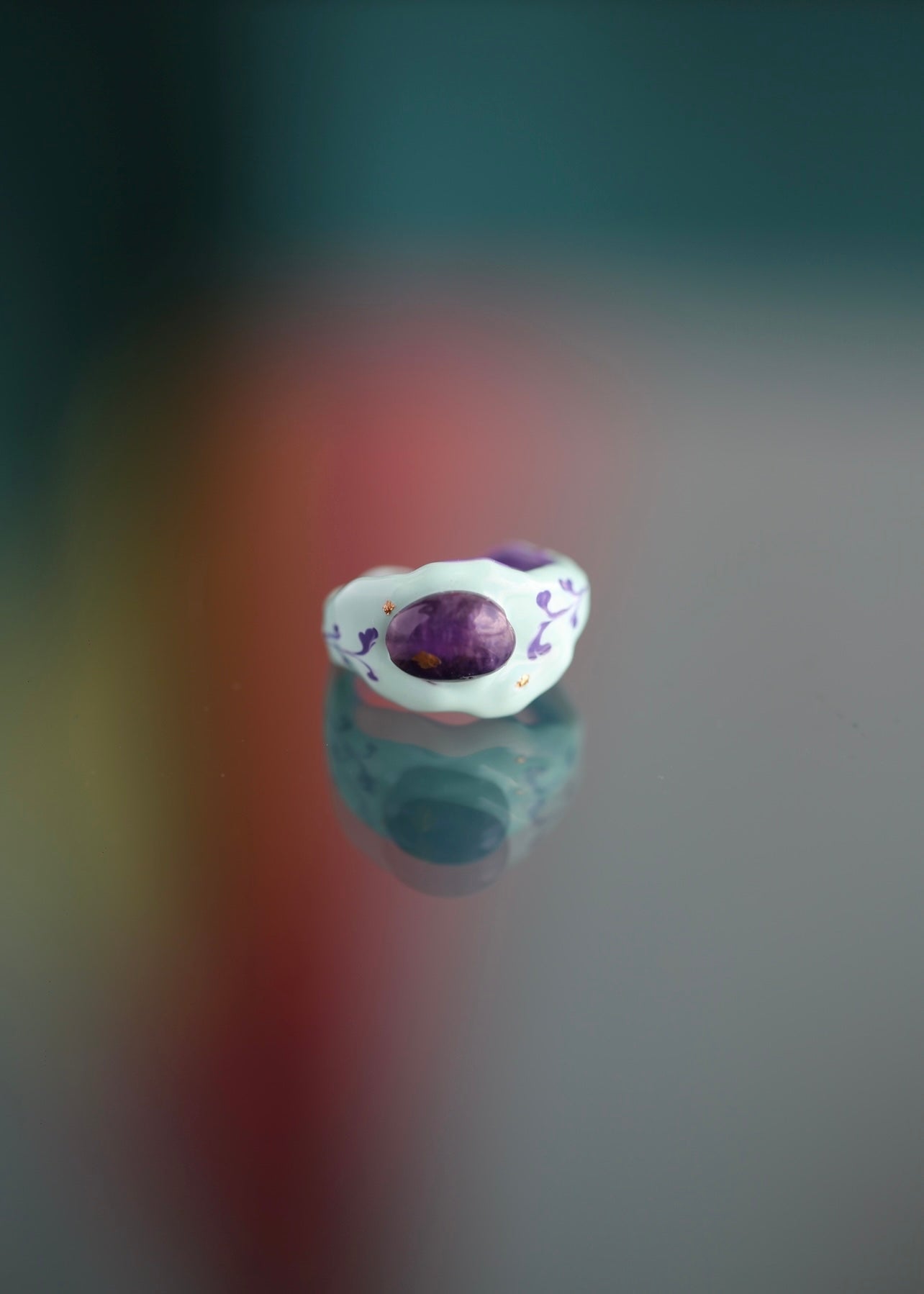 Anillo de esmalte y amatista purpura