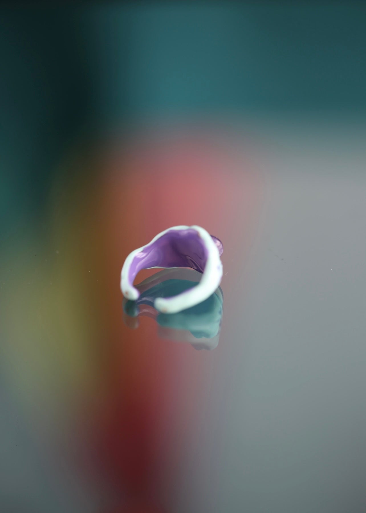 Anillo de esmalte y amatista purpura