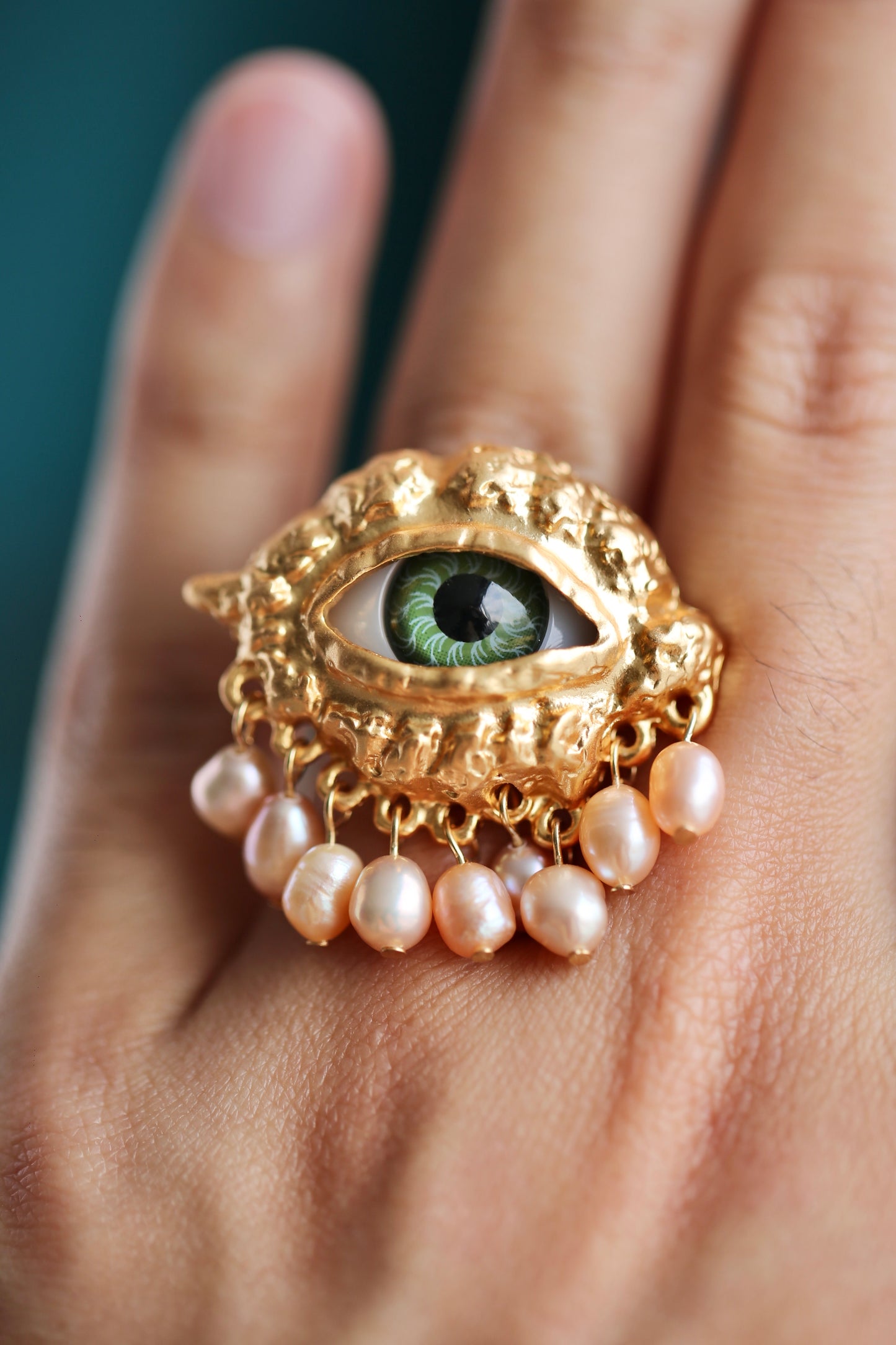 Anillo de edición limitada de ojo verde con perlas naturales color durazno