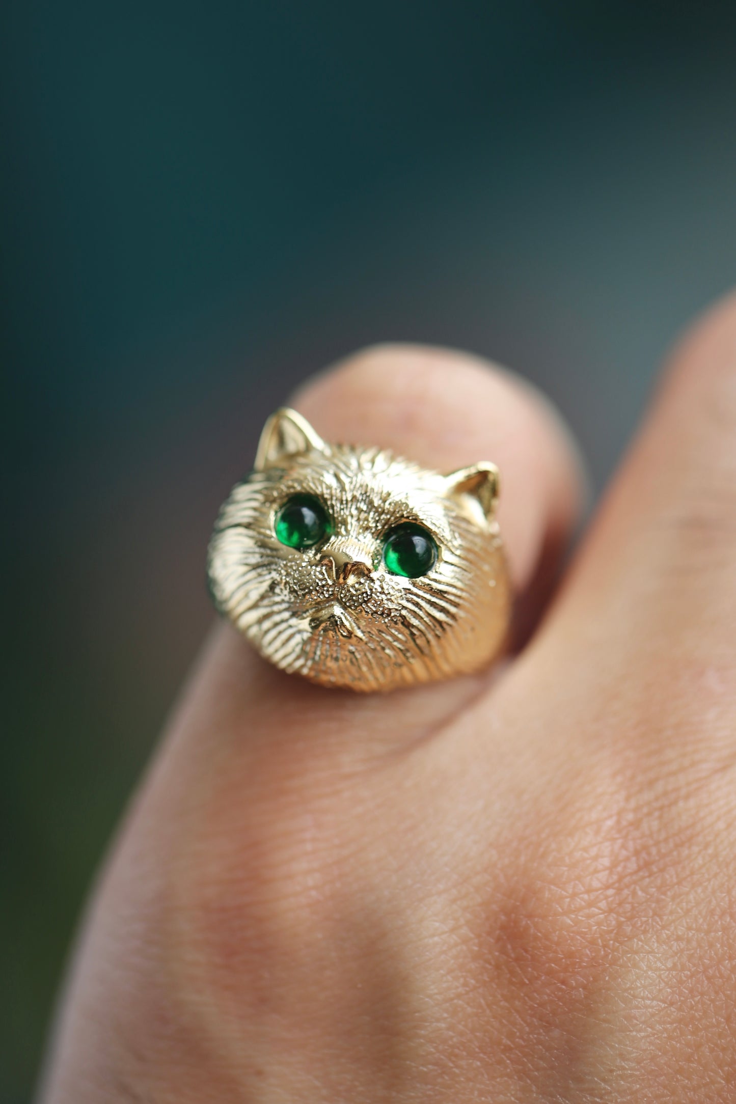 Anillo cara realista de gato brillo dorado.