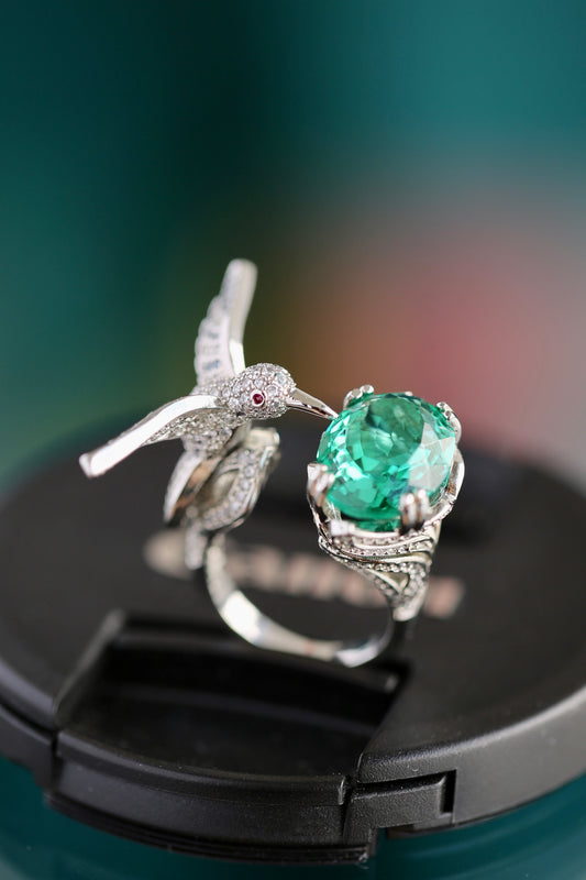 Anillo de colibrí con flor tono Paraíba