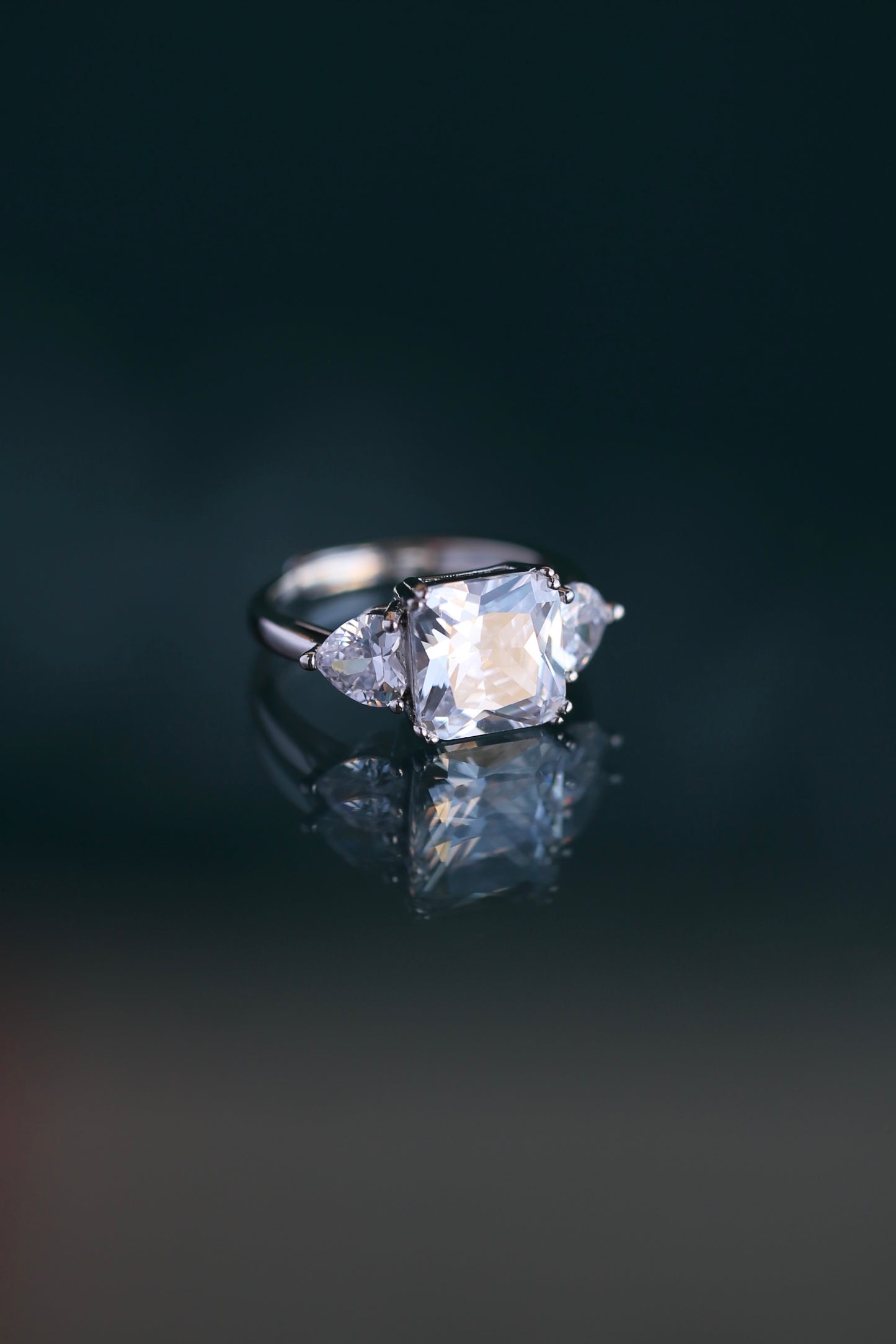 Anillo de zirconio blanco en forma de flor