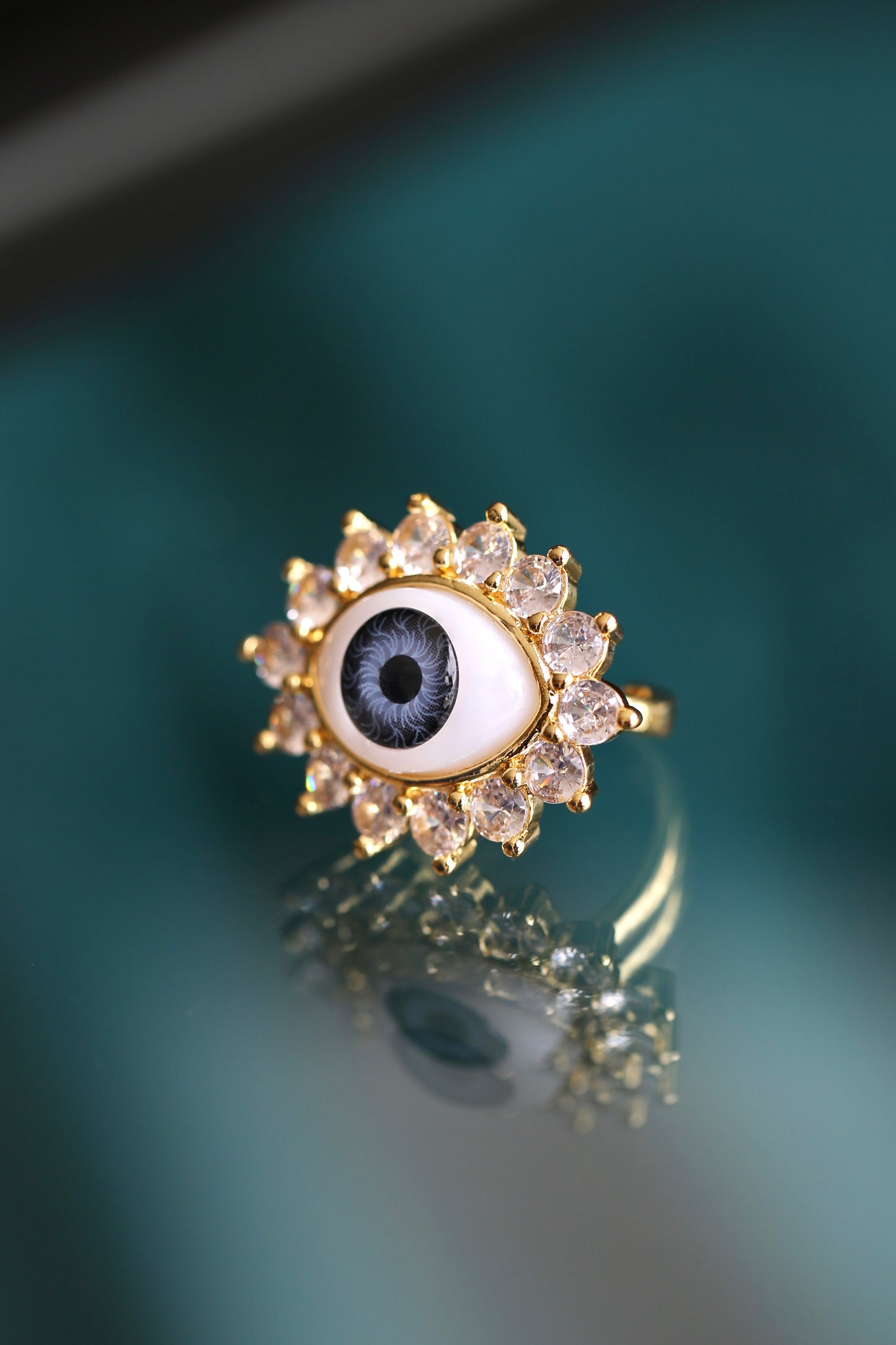 Anillo de ojo con detalles de zirconias