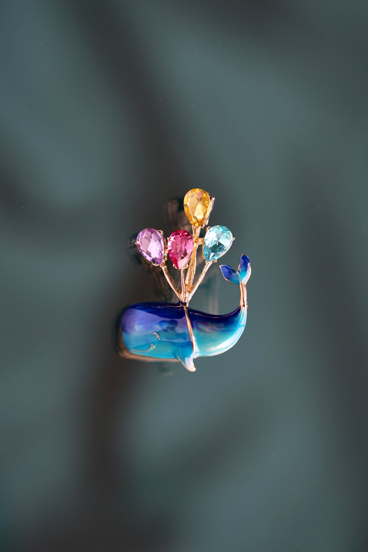 Broche de ballena con globos