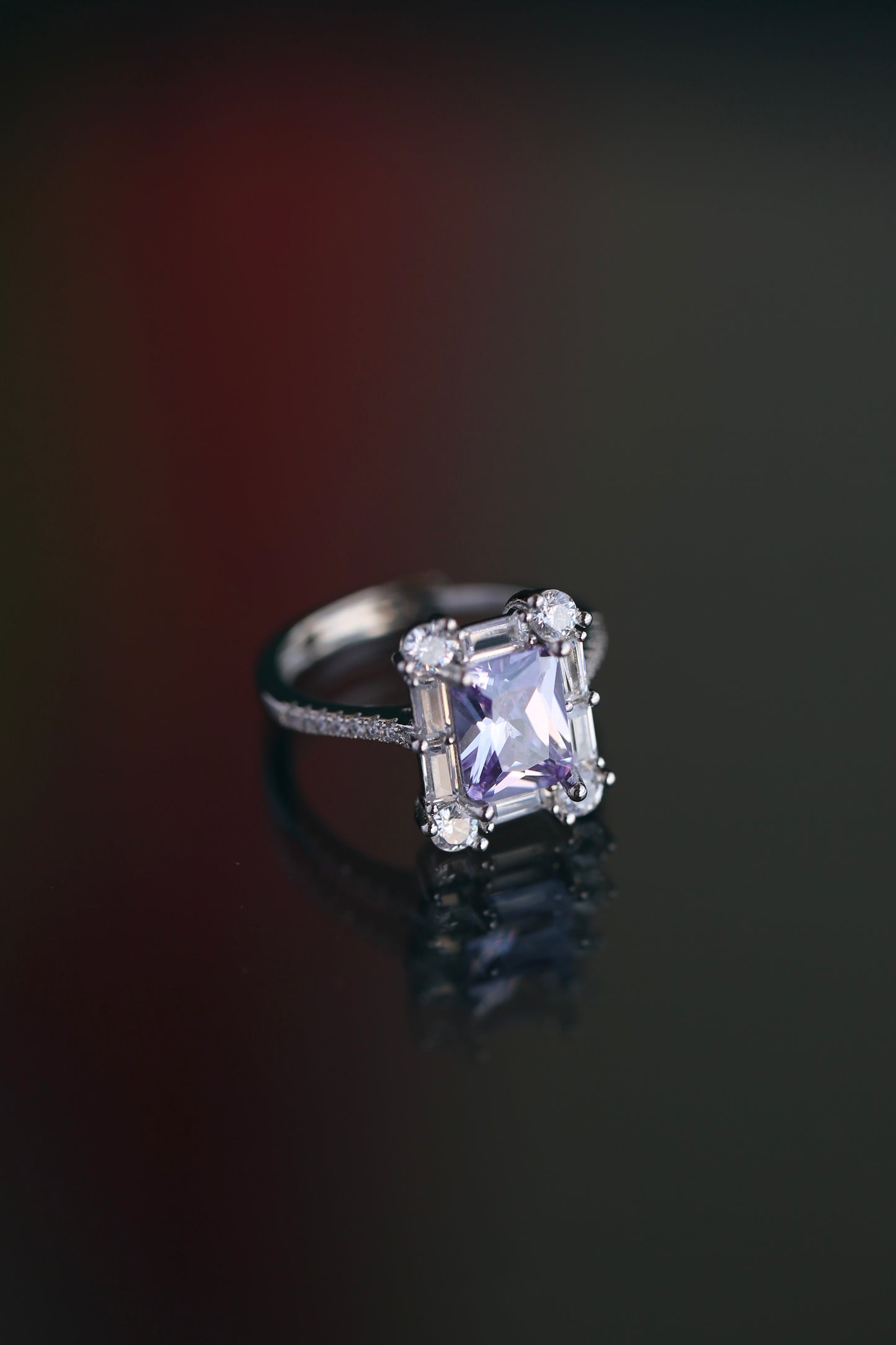 Anillo de zirconio cuadrado púrpura lavanda