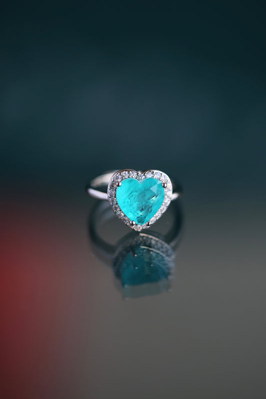 Anillo de turmalina tono Paraiba en forma de corazón