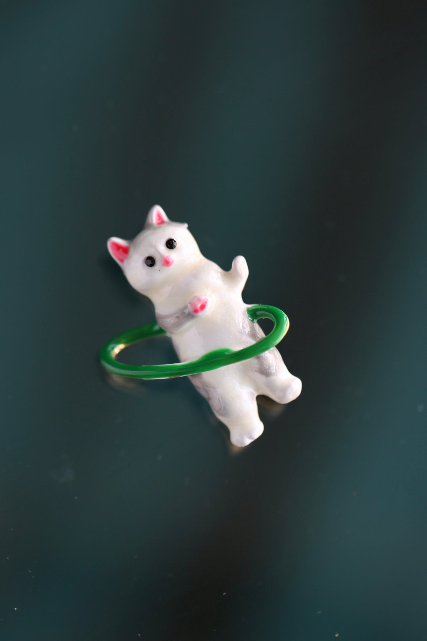 El broche del gato jugando al hula hoop(Gris)