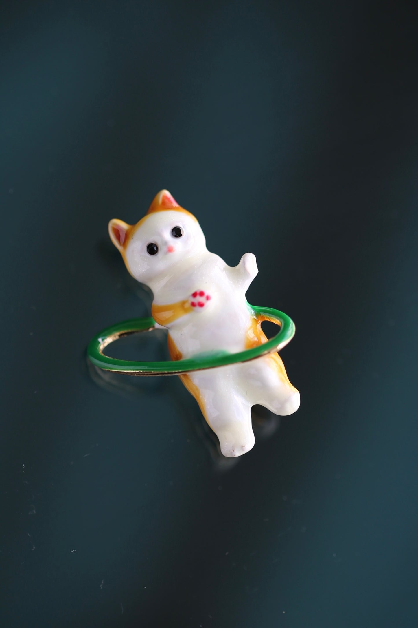 El broche del gato jugando al hula hoop(Naranja)