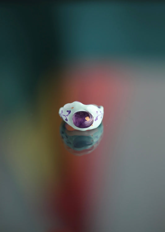 Anillo de esmalte y amatista purpura