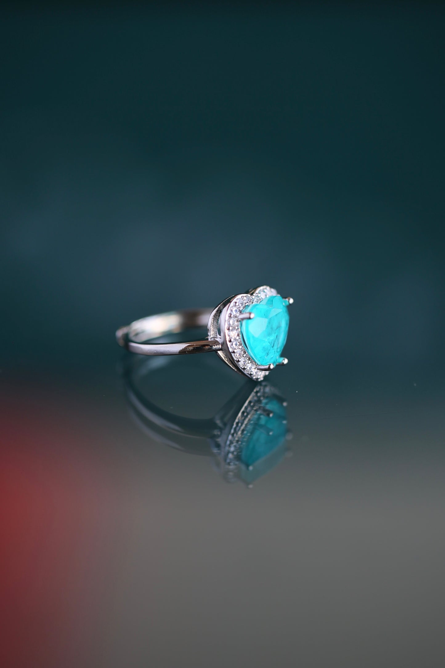 Anillo de turmalina tono Paraiba en forma de corazón