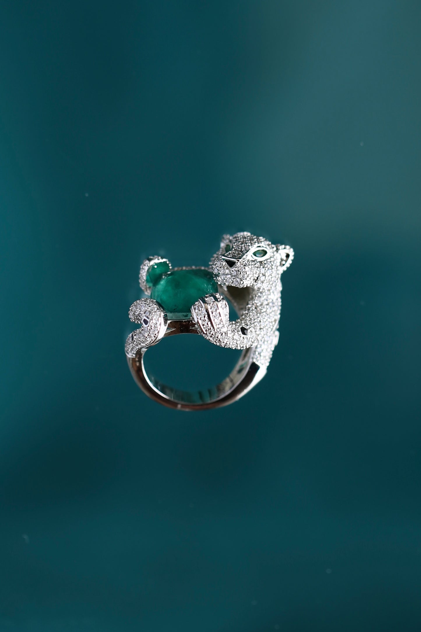 Anillo de leopardo con esmeralda