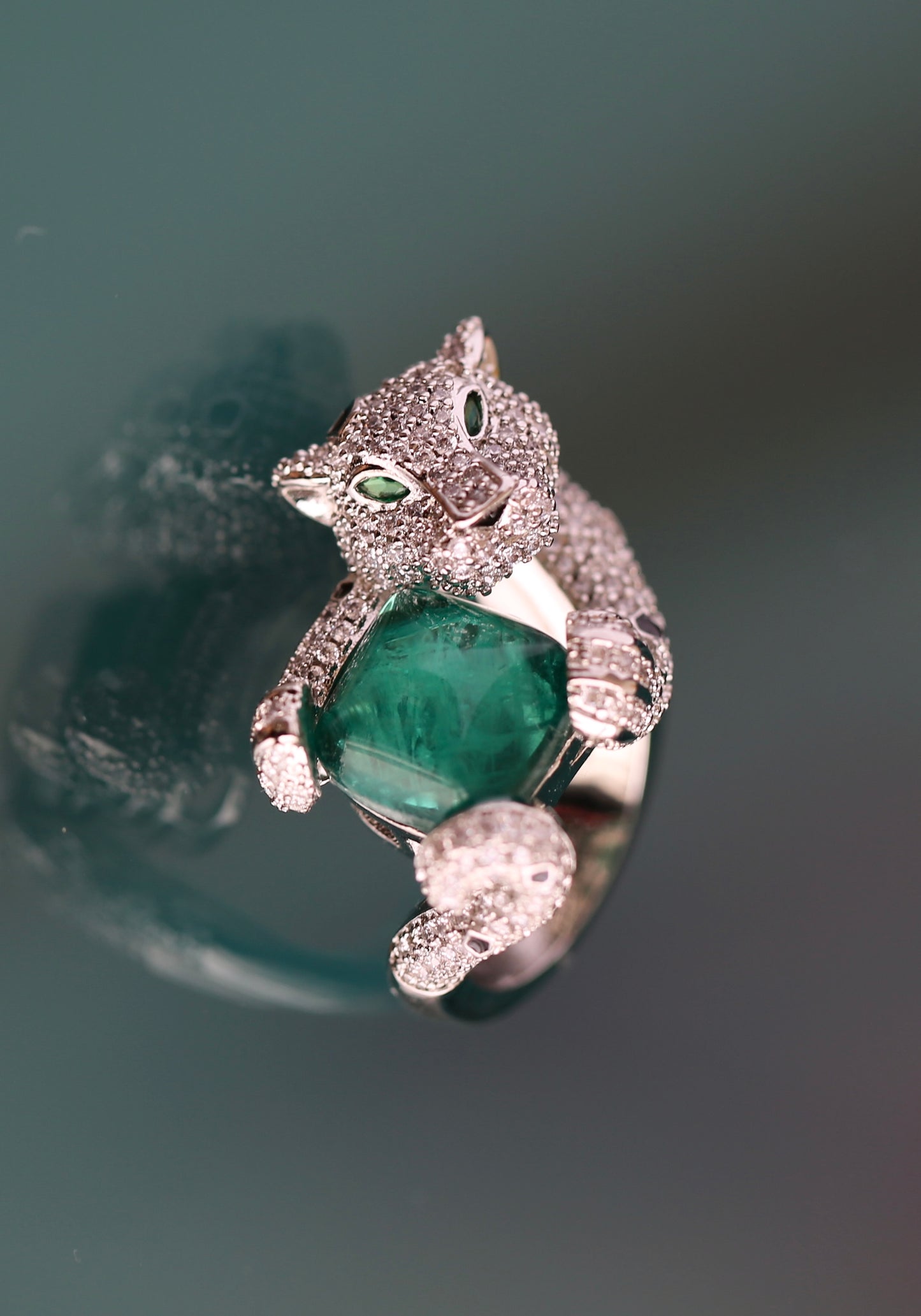 Anillo de leopardo con esmeralda