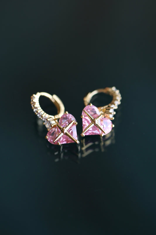 Aretes en forma de corazón de zirconio rosa