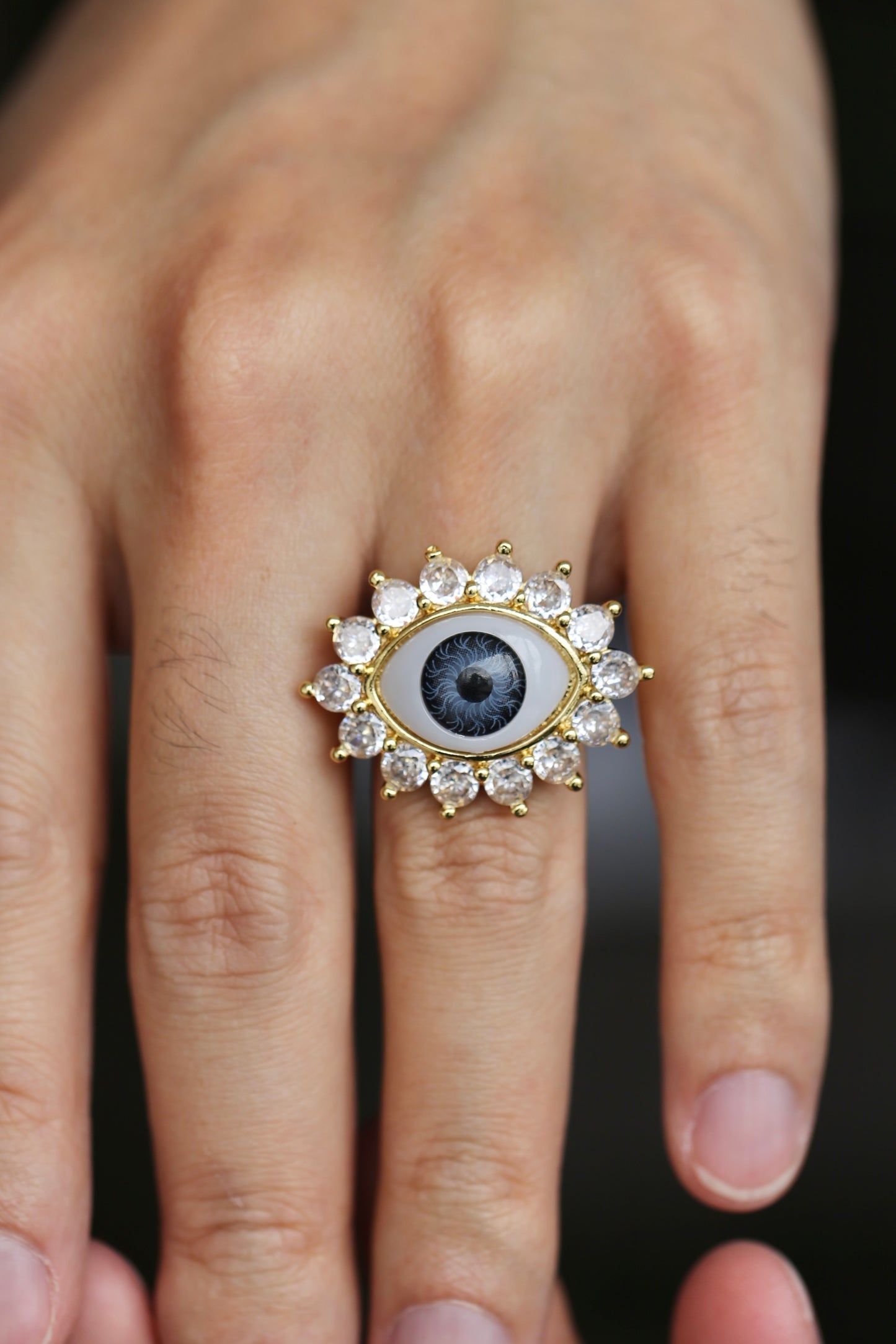 Anillo de ojo con detalles de zirconias