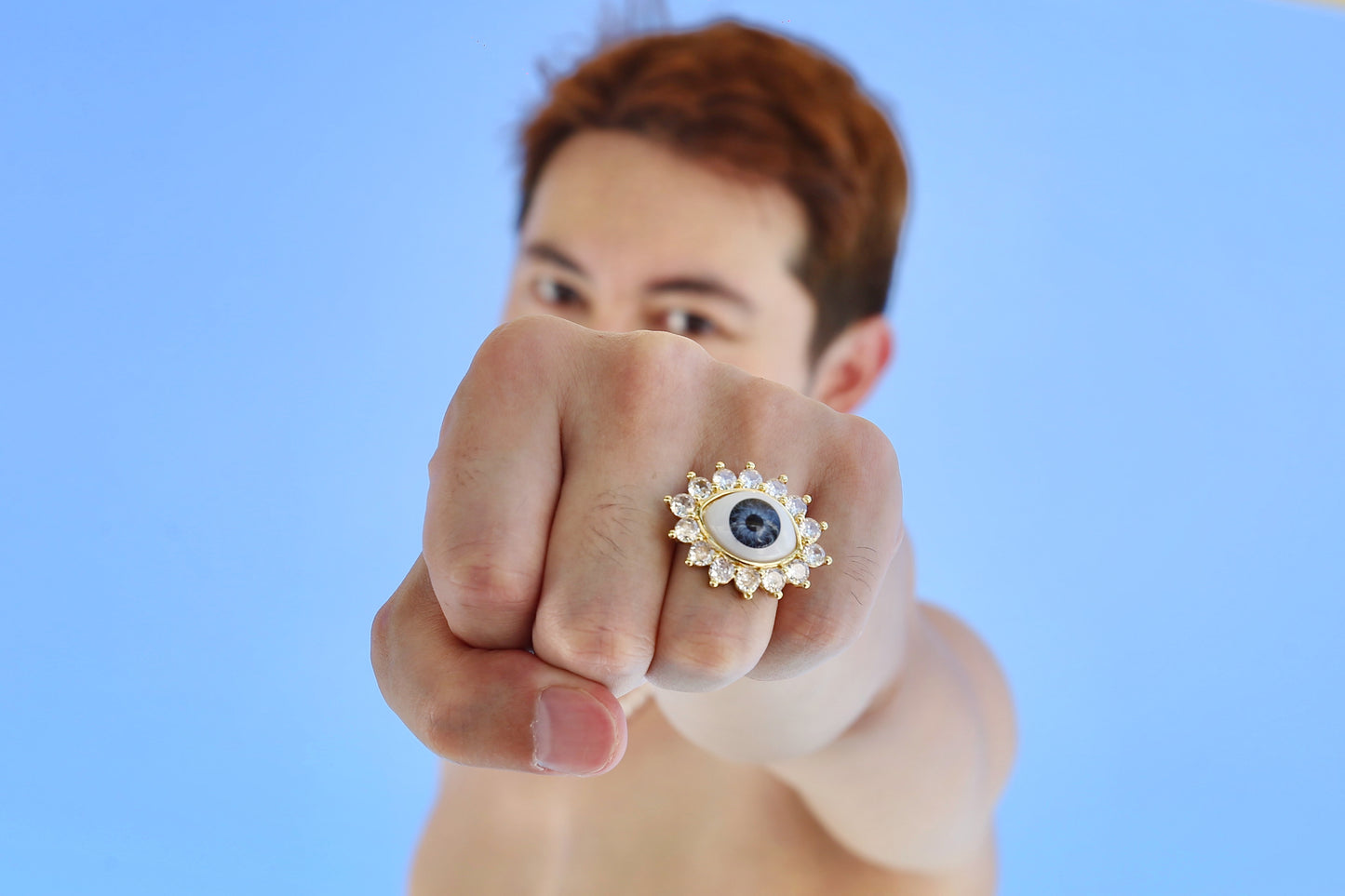 Anillo de ojo con detalles de zirconias