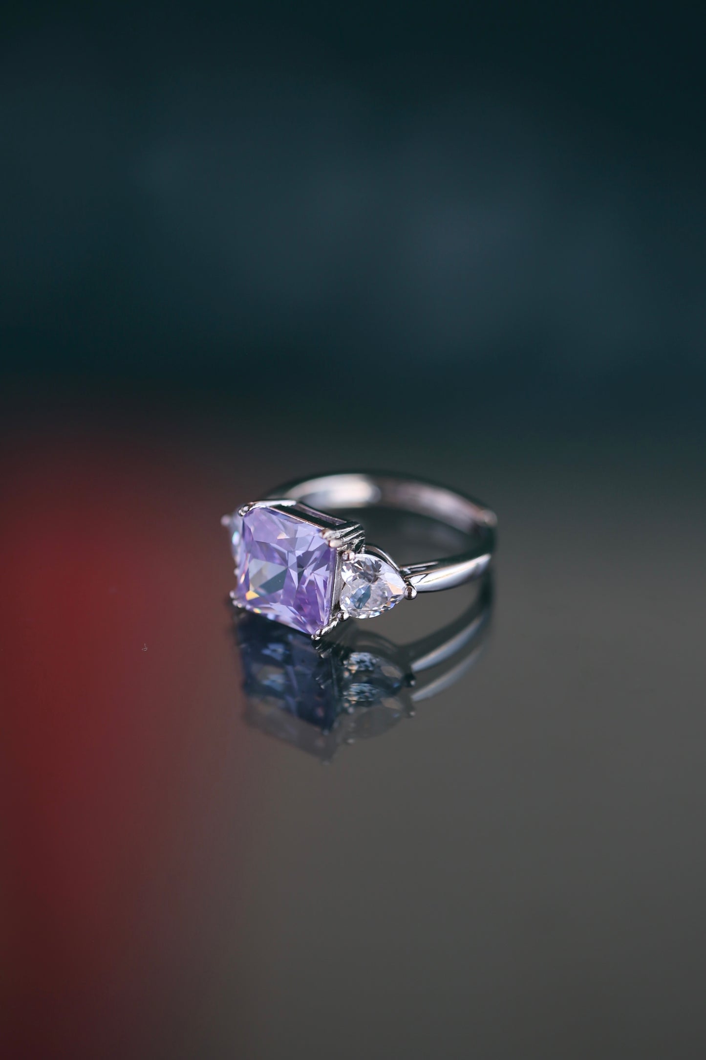 Anillo de zirconio cuadrado púrpura lavanda