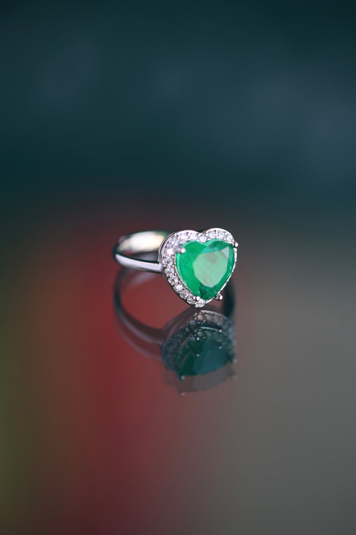 Anillo tono esmeralda en forma de corazón