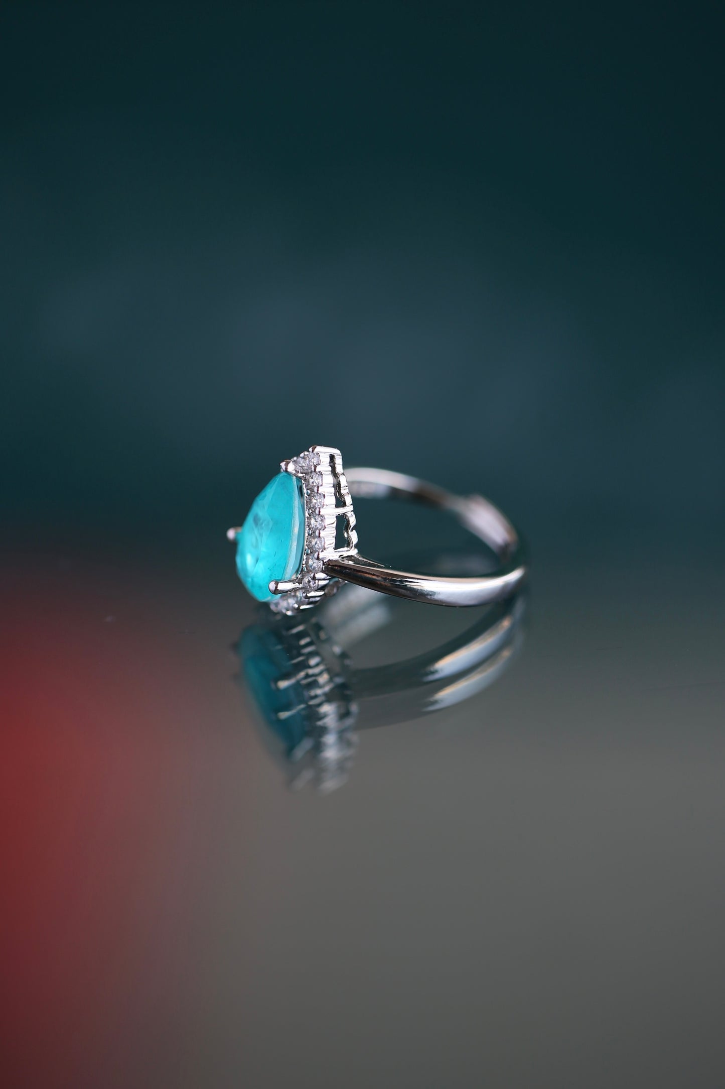 Anillo de turmalina de Paraiba en forma de gota