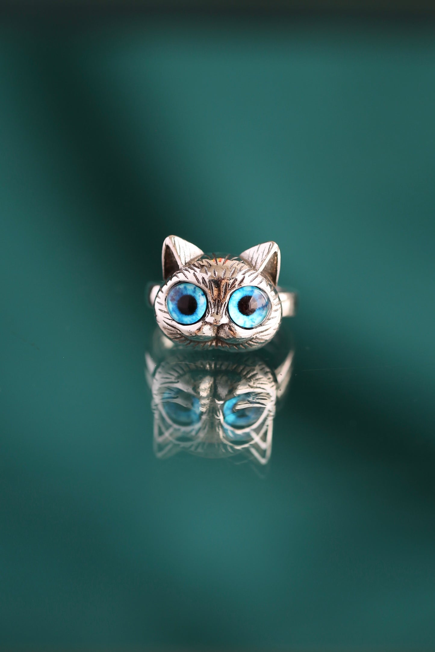 Anillo cara de gato de ojos grandes