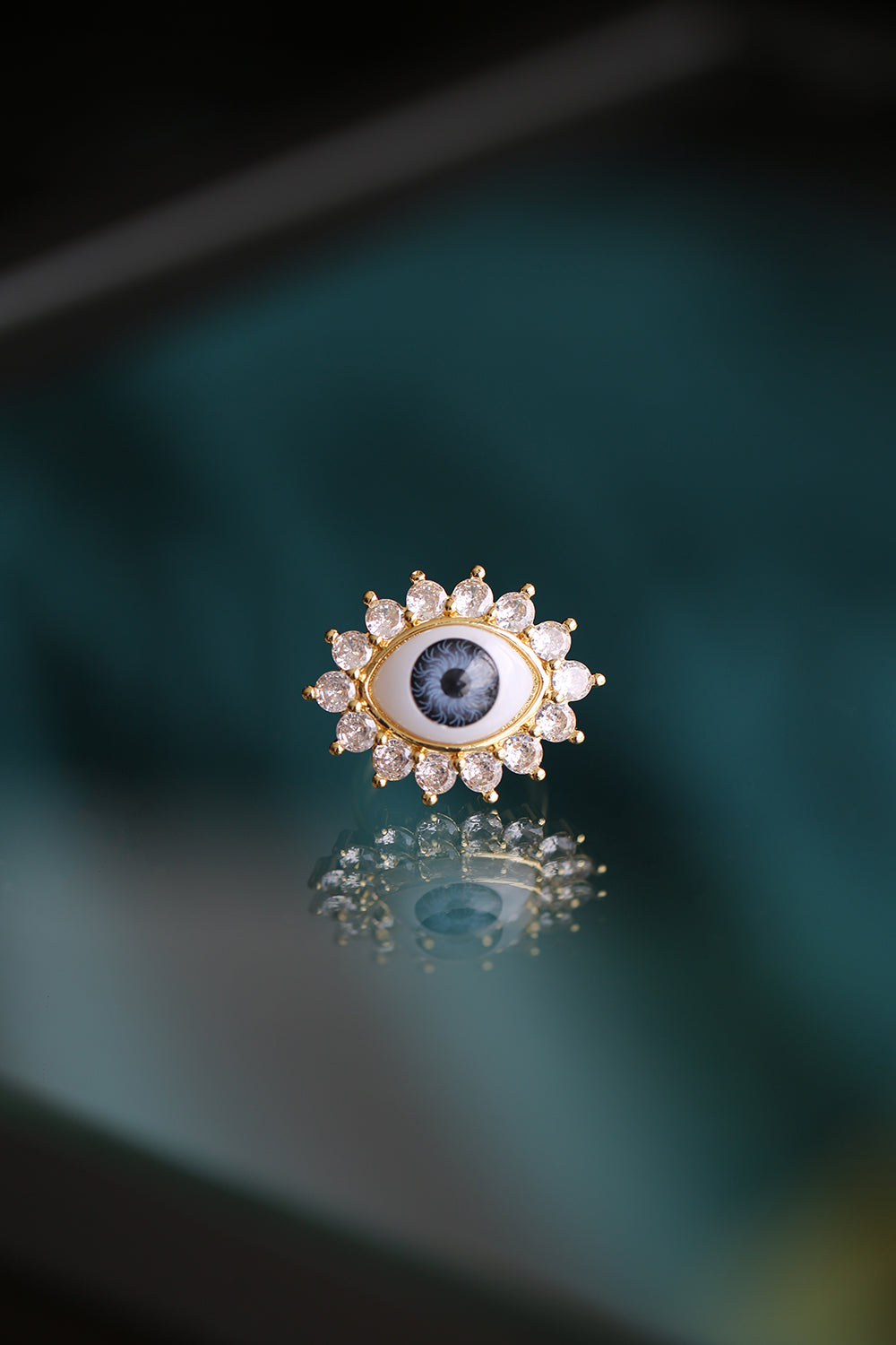 Anillo de ojo con detalles de zirconias