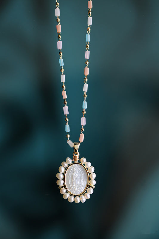 Dije de la Virgen de Guadalupe con perlas naturales y cadena de ágatas.