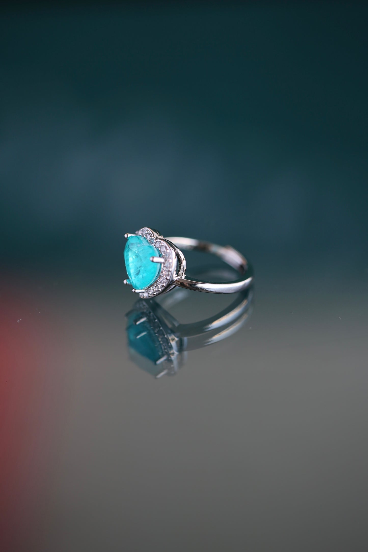 Anillo de turmalina tono Paraiba en forma de corazón