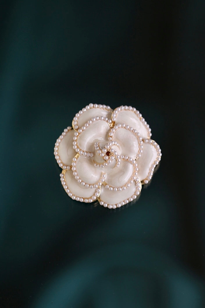 Broche de Camelia blanca