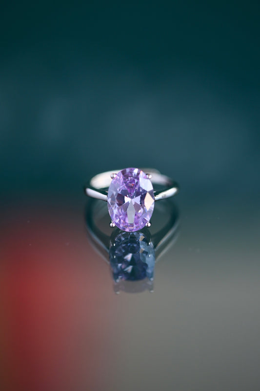 Anillo de zirconio en forma de huevo púrpura lavanda