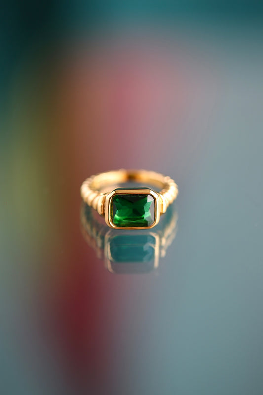 Anillo de zirconio verde esmeralda estilo vintage