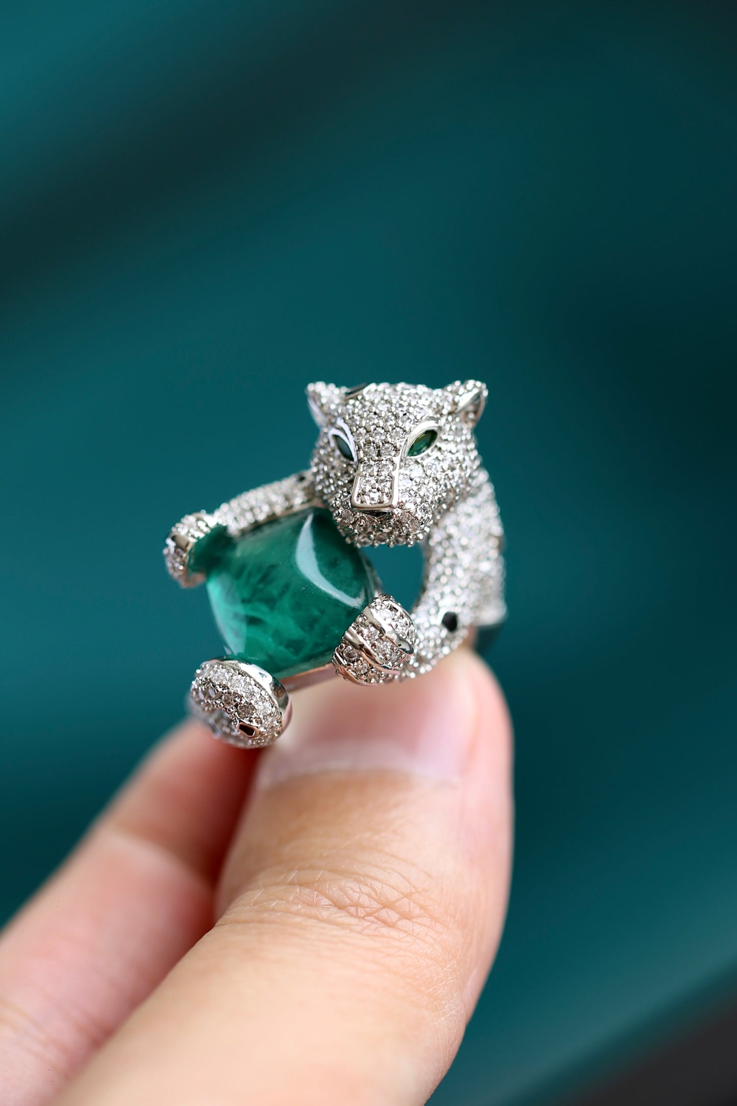 Anillo de leopardo con esmeralda