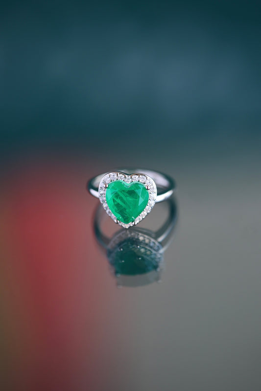 Anillo tono esmeralda en forma de corazón