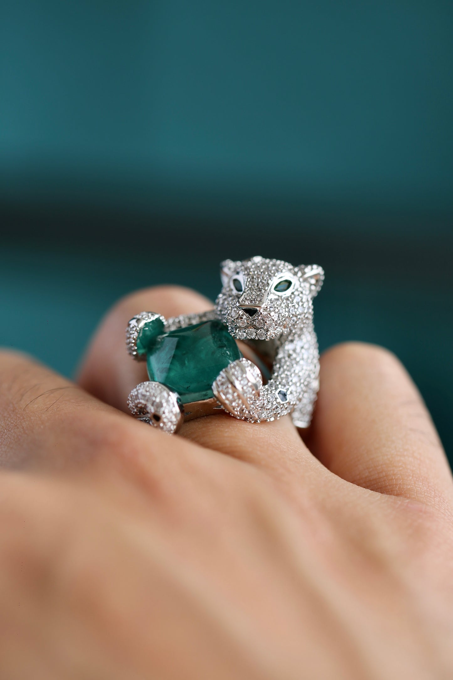 Anillo de leopardo con esmeralda