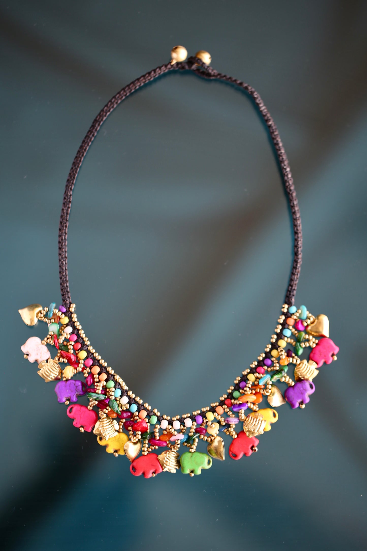 Collar de campana y elefantes de colores tejida a mano