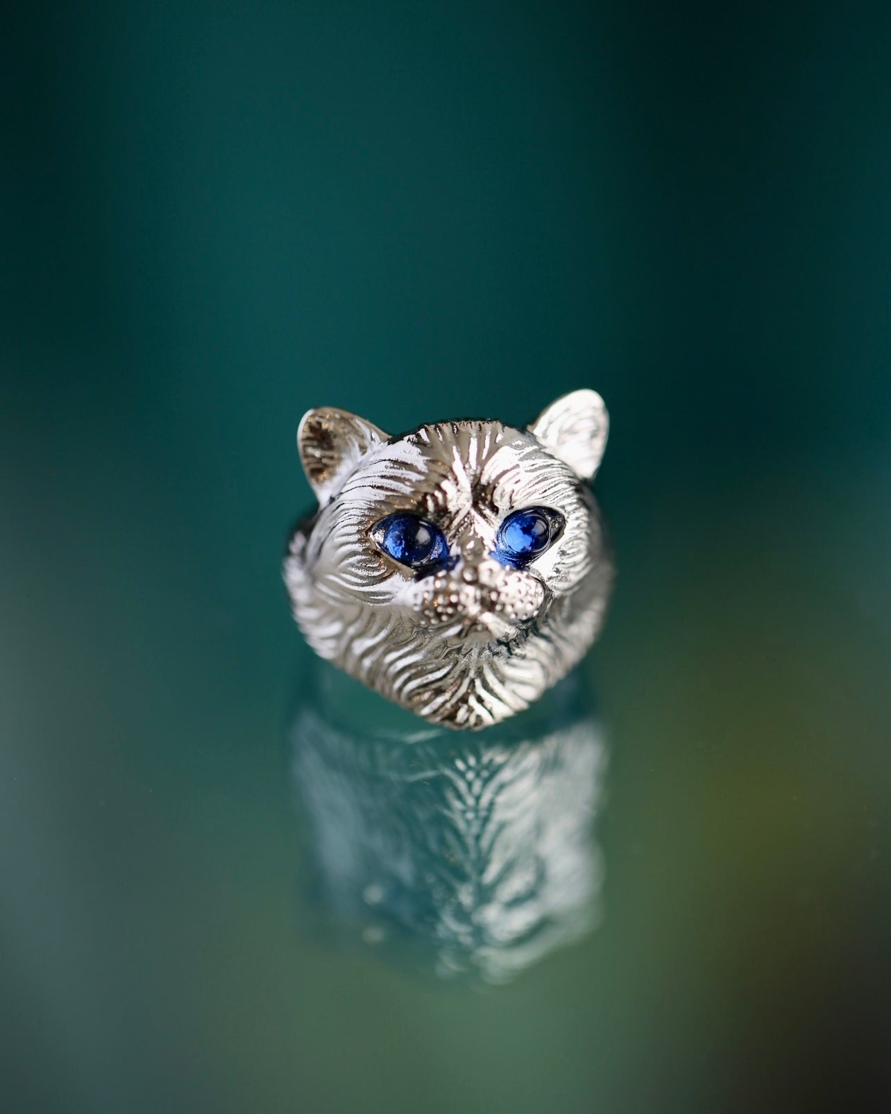 Anillo cara de gato con ojos de zirconios azules