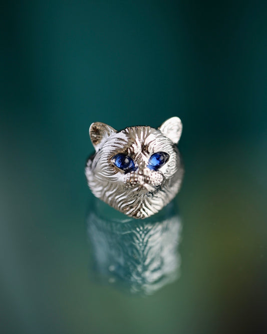 Anillo cara de gato con ojos de zirconios azules