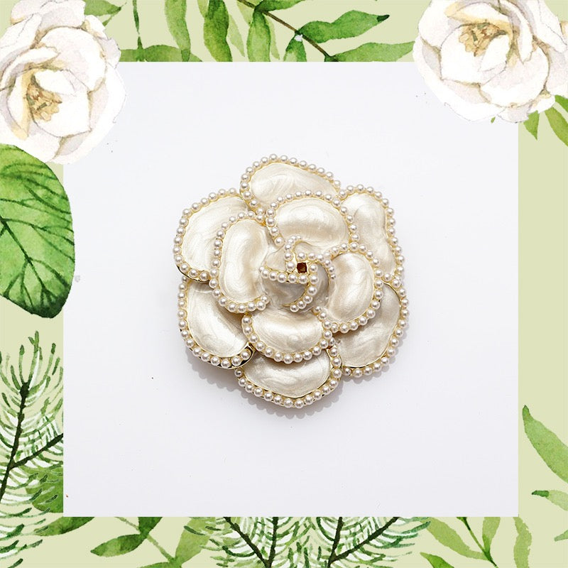 Broche de Camelia blanca