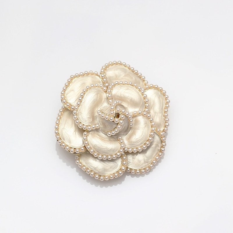 Broche de Camelia blanca