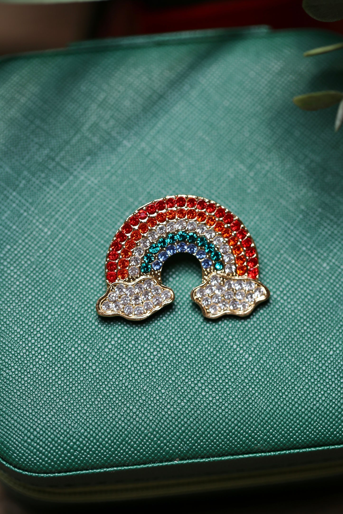 Broche de arcoíris con zirconios